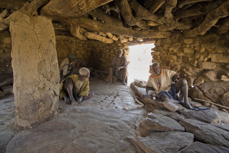 Djiguibombo Dentro del Toguna, también llamado ‟palabrería‟, a menudo es frecuentado por los más antiguos del pueblo.