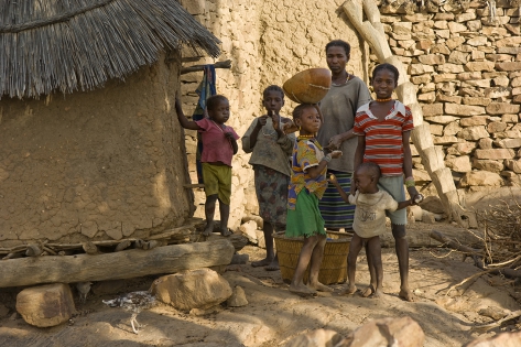 Djiguibombo Famile devant son grenier à grains et réserve des cultures.