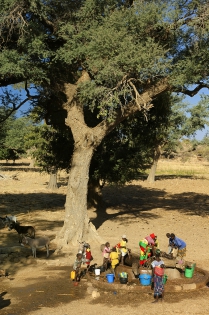 Djiguibombo Femmes et enfants tirent l'eau du puits.