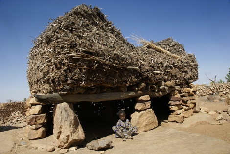 Djiguibombo La Toguna est constituée de piliers et murets en pierre et d'un toit de plusieurs couches de bois croisés.