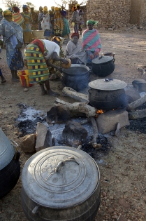 Djiguibombo Mujeres preparando comidas para todo el pueblo en una fiesta.