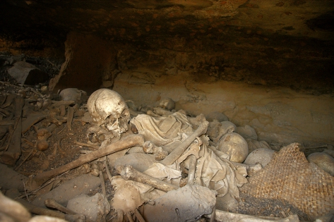 Falaise de Bandiagara Las tumbas de los antiguos están ubicadas sobre las aldeas en agujeros naturales del acantilado, dispuestas sumariamente, esto para proteger a los vivos.