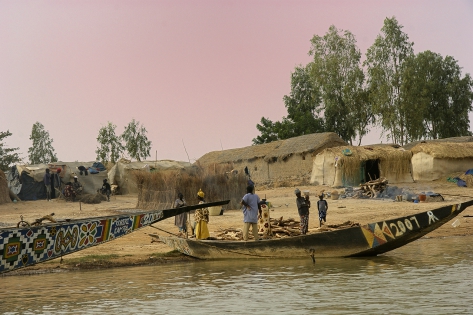 Mopti The Bozos are the fishing people who live on the banks and on the Niger river.