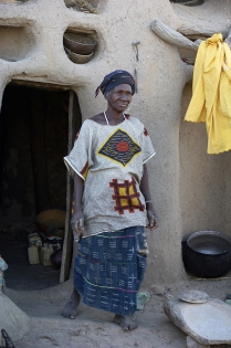 Djiguibombo Chacun leur tour les villageois(es) se relayent pour l'entretien de la Maison Animiste.